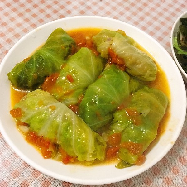 原料有卷心菜大叶20片,牛肉末500克,面粉50克,葱头末100克,大蒜末25克