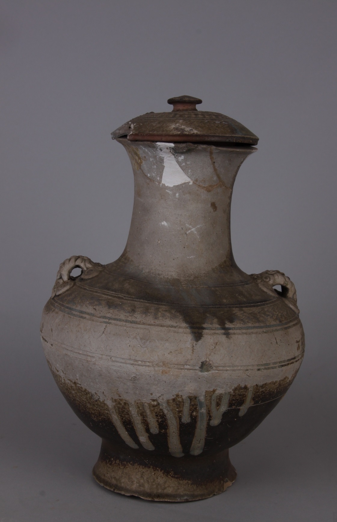 西汉丝纹双耳带盖釉陶壶