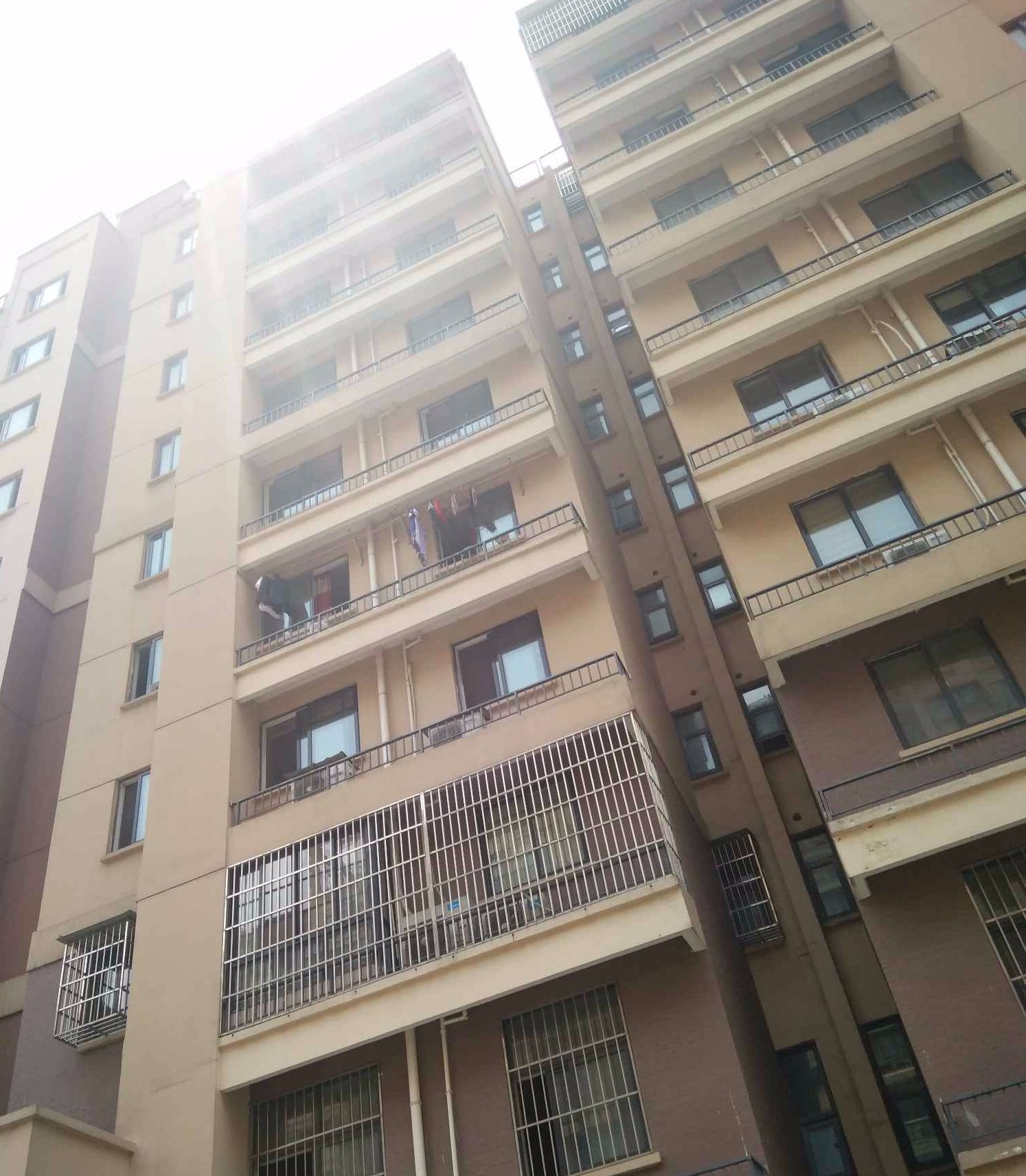  p>东璟家园e区位于无锡市锡山东亭,共计房屋1369户. /p>