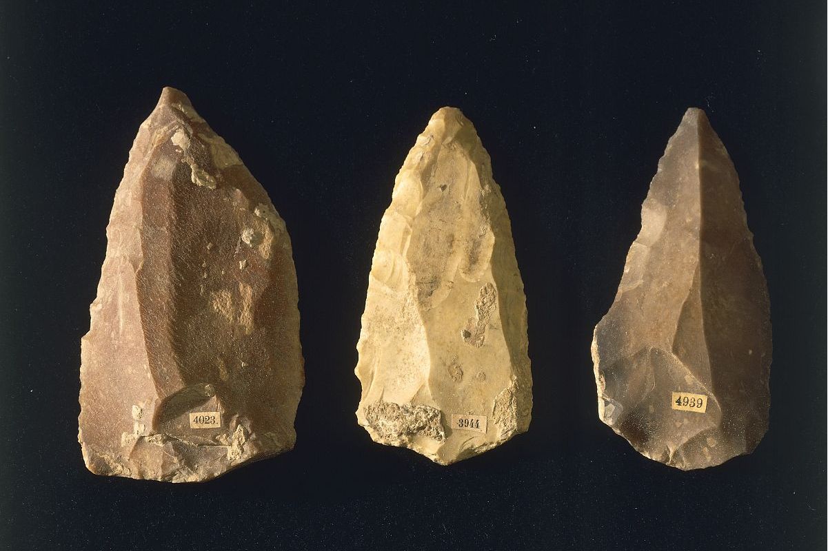 是比较常见的硅质岩石,燧石质密,坚硬,多为灰,黑色,敲碎后具有 a