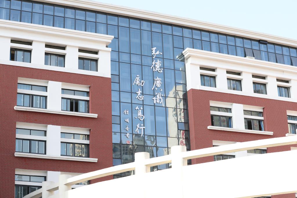 to xian jiaotong university)是陕西省首批示范高中,陕西省和西安市