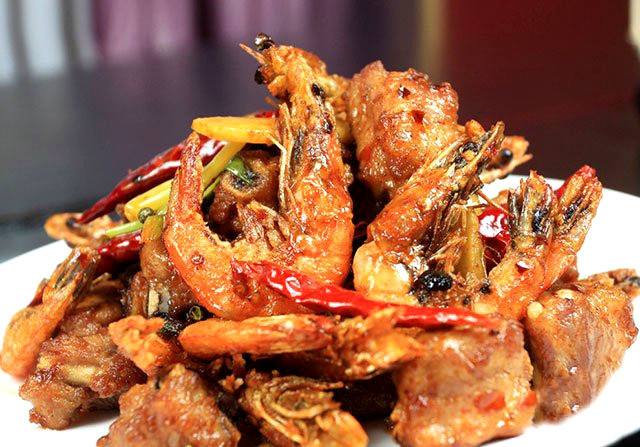  p>香辣排骨虾是以排骨,虾,香芋,芹菜,黄瓜,根胡萝卜为主料,油,盐