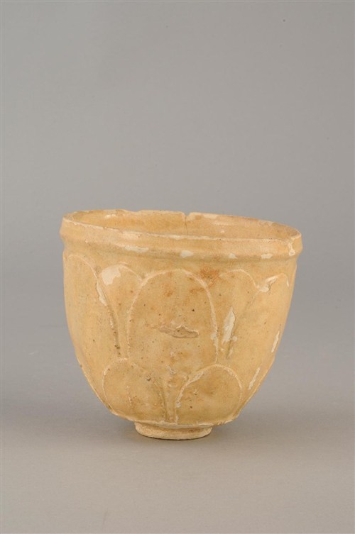 繁昌窑青白釉莲瓣纹炉