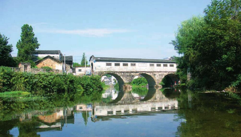  p>北岸廊桥又名风雨廊桥,位于安徽省黄山市歙县北岸镇杭徽公路右侧