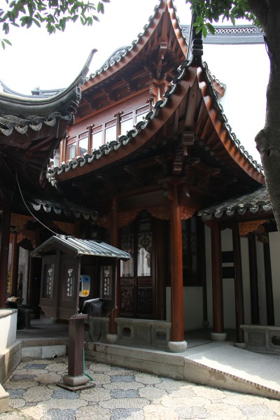  p>寒拾亭构建简单,二层重檐歇山顶,三面封闭,一面敞开.