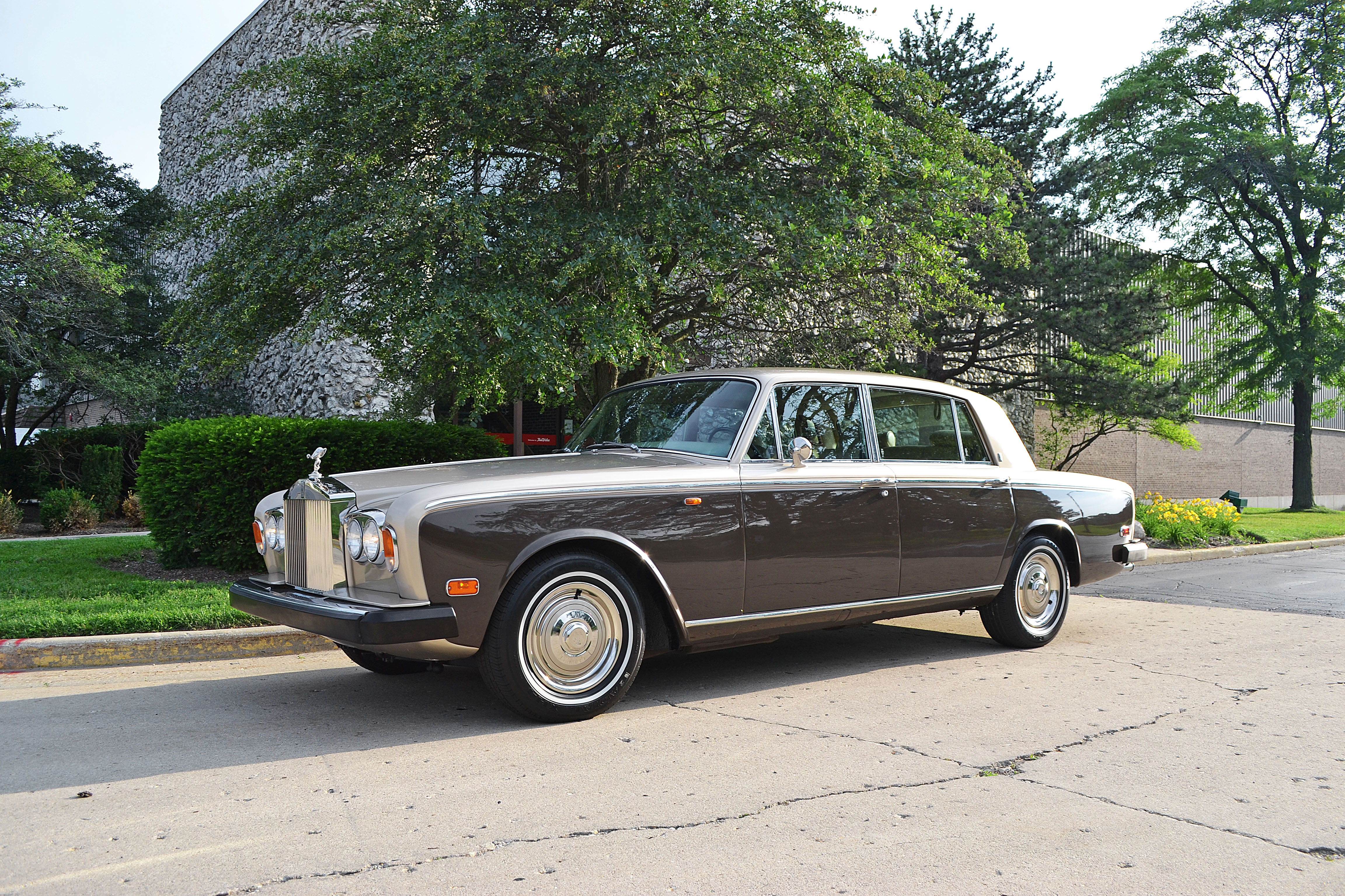 豪华车厂商,1906年成立于英国,2003年劳斯莱斯汽车公司被 a target