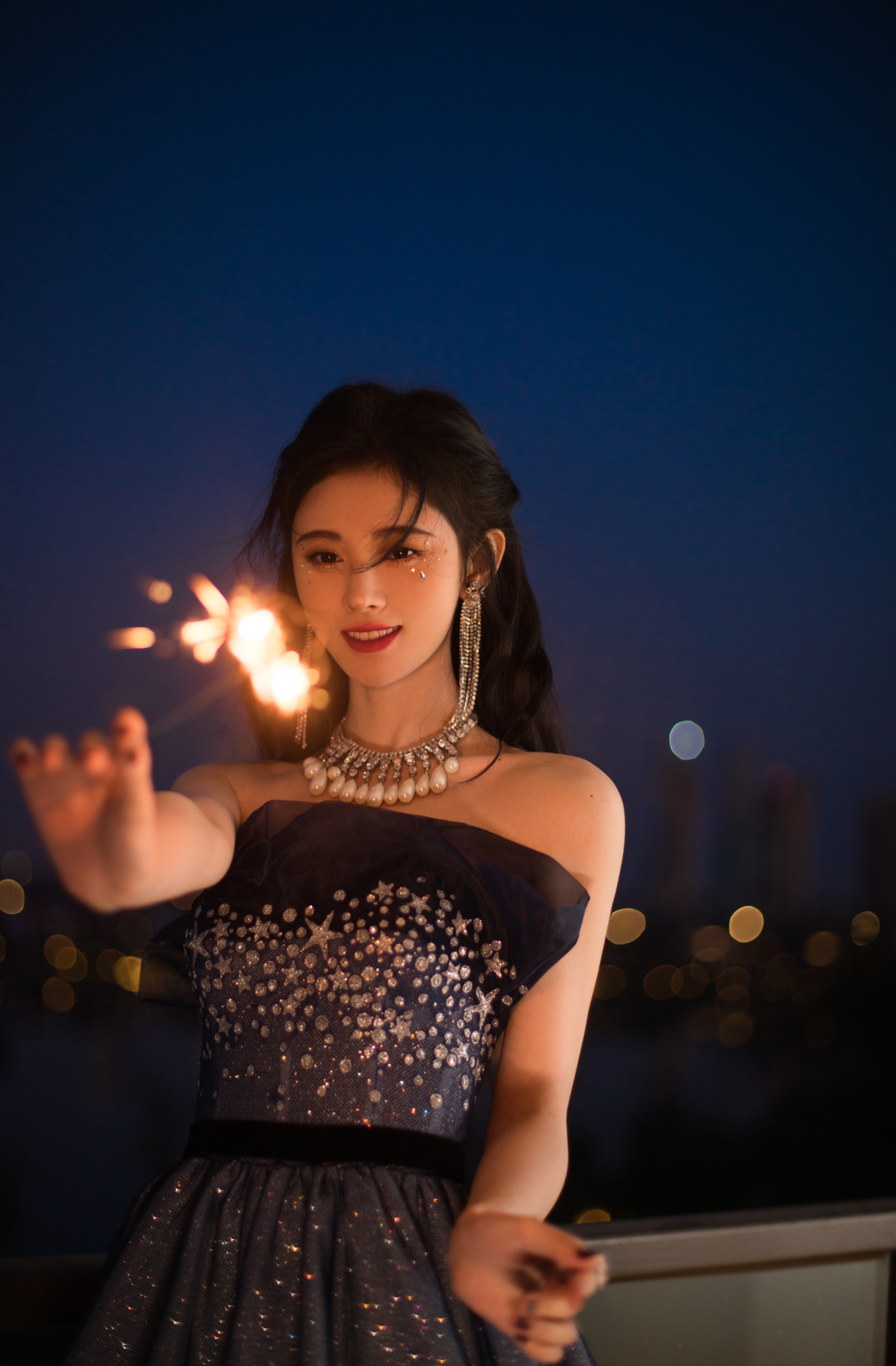  p>鞠婧祎(kiku),1994年6月18日出生于四川省遂宁市,中国内地影视女