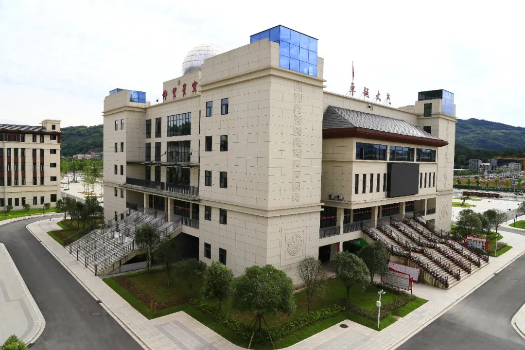  p>利川市第一中学(lichuan yizhong)位于湖北省 a target="_blank"