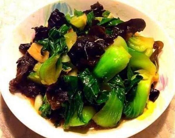  p>木耳炒油菜是一道菜品,主料为油菜,木耳. /p>