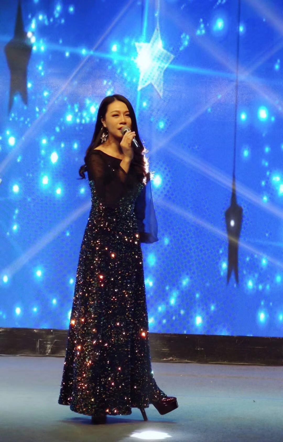 sidz">陈菲(rainbow),12月28日生于广东佛山,内地女歌手,主持人,演员