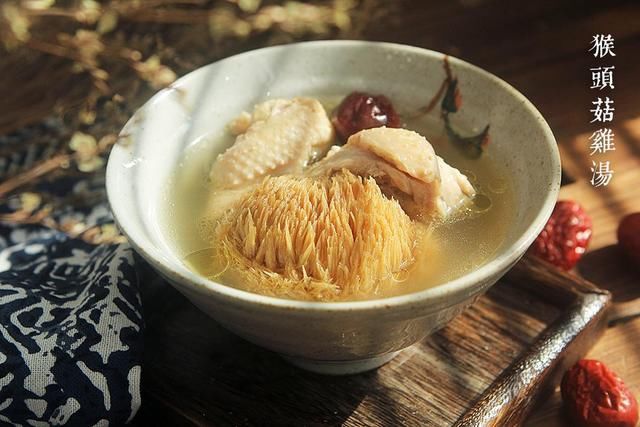  p>鲜猴头菇鸡汤是一道简单的家常菜,所用材料为鸡半只,鲜猴头菇4朵.