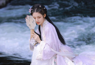 两首闺怨诗，王昌龄与白居易的对决，描写细腻，却各尽其妙_百科TA说