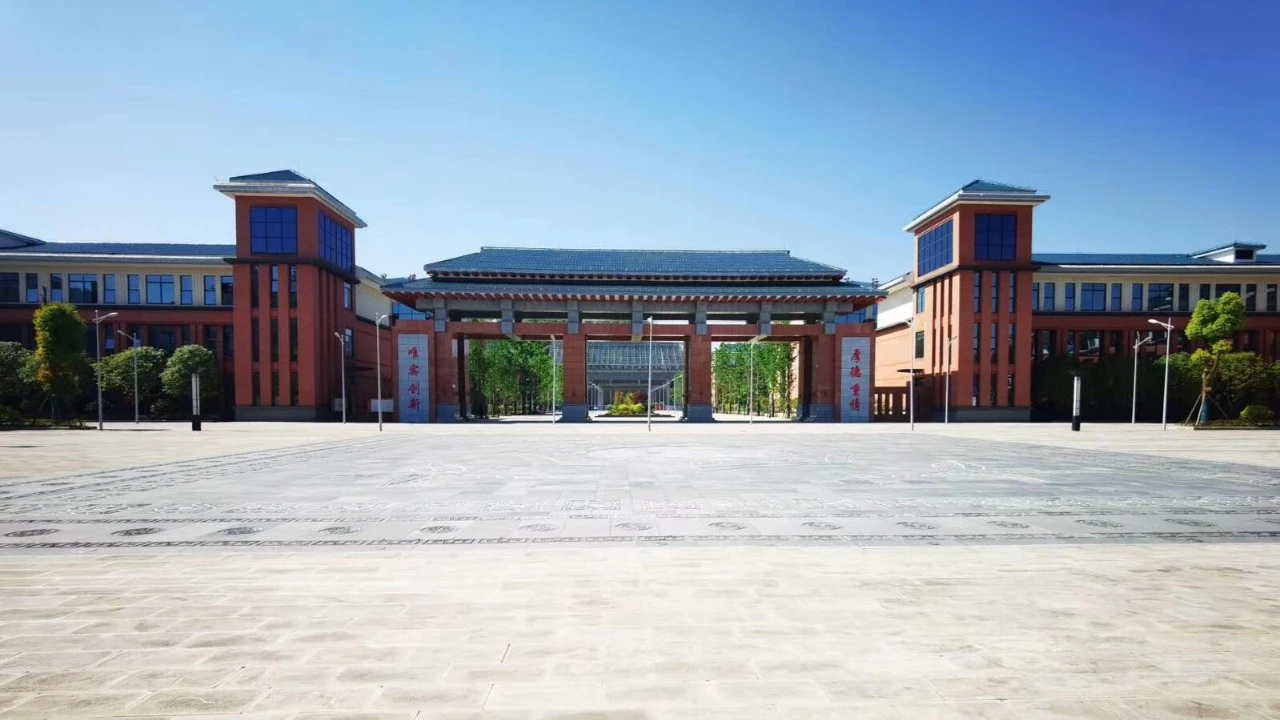  p>贵州省镇宁民族中学始建于一九二九年,系开明人士鲁瑞昆所创办