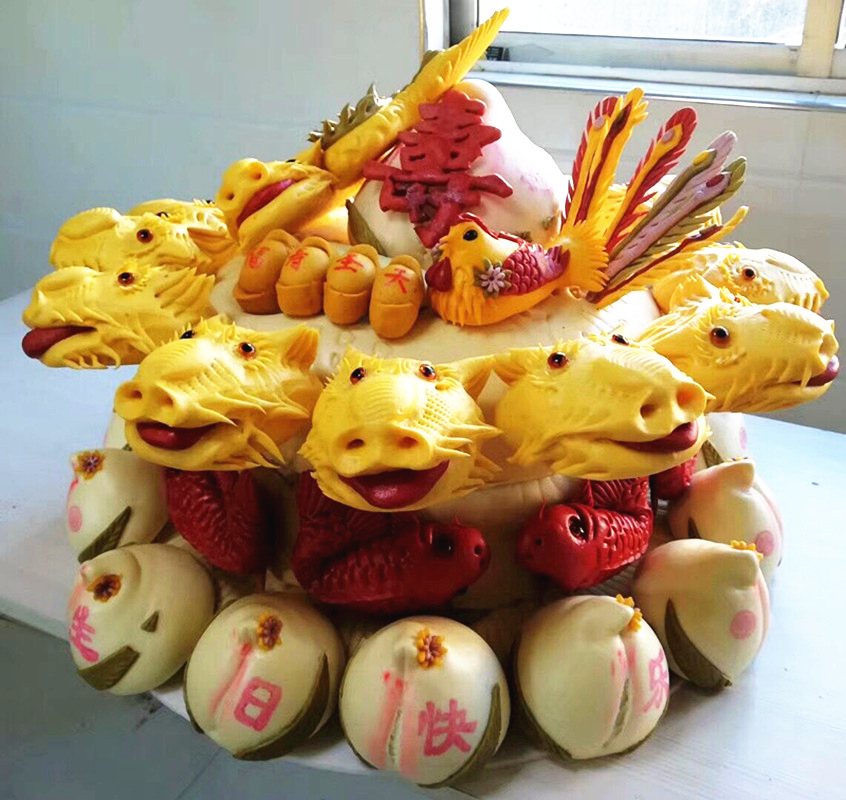  p>子孙饽饽是一种满族面食,制作原料主要有栗子,花生,红枣,面粉. /p>