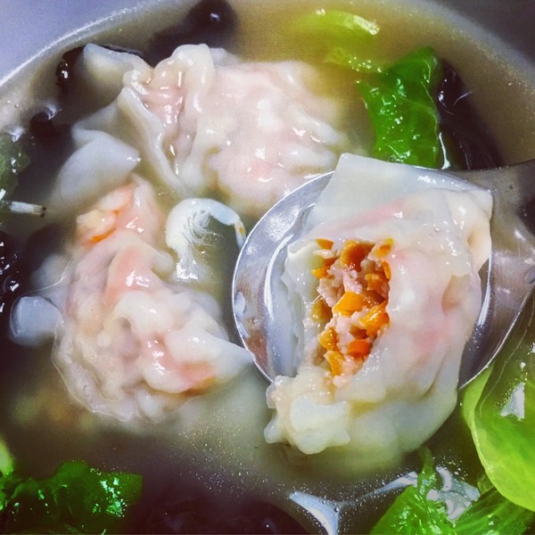  p>胡萝卜肉馅馄饨是以面粉,胡萝卜,肉馅为主料制作的馄饨,辅以葱,盐