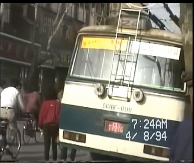 data-lemmaid="127743">上海市中心的一条无轨电车线路,开通于