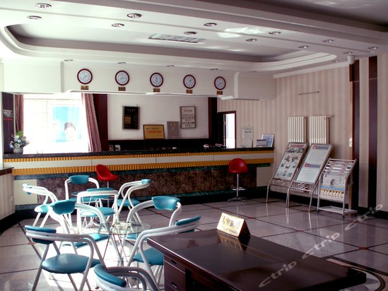 总台设有商务中心,可提供会议,业务洽谈服务. 