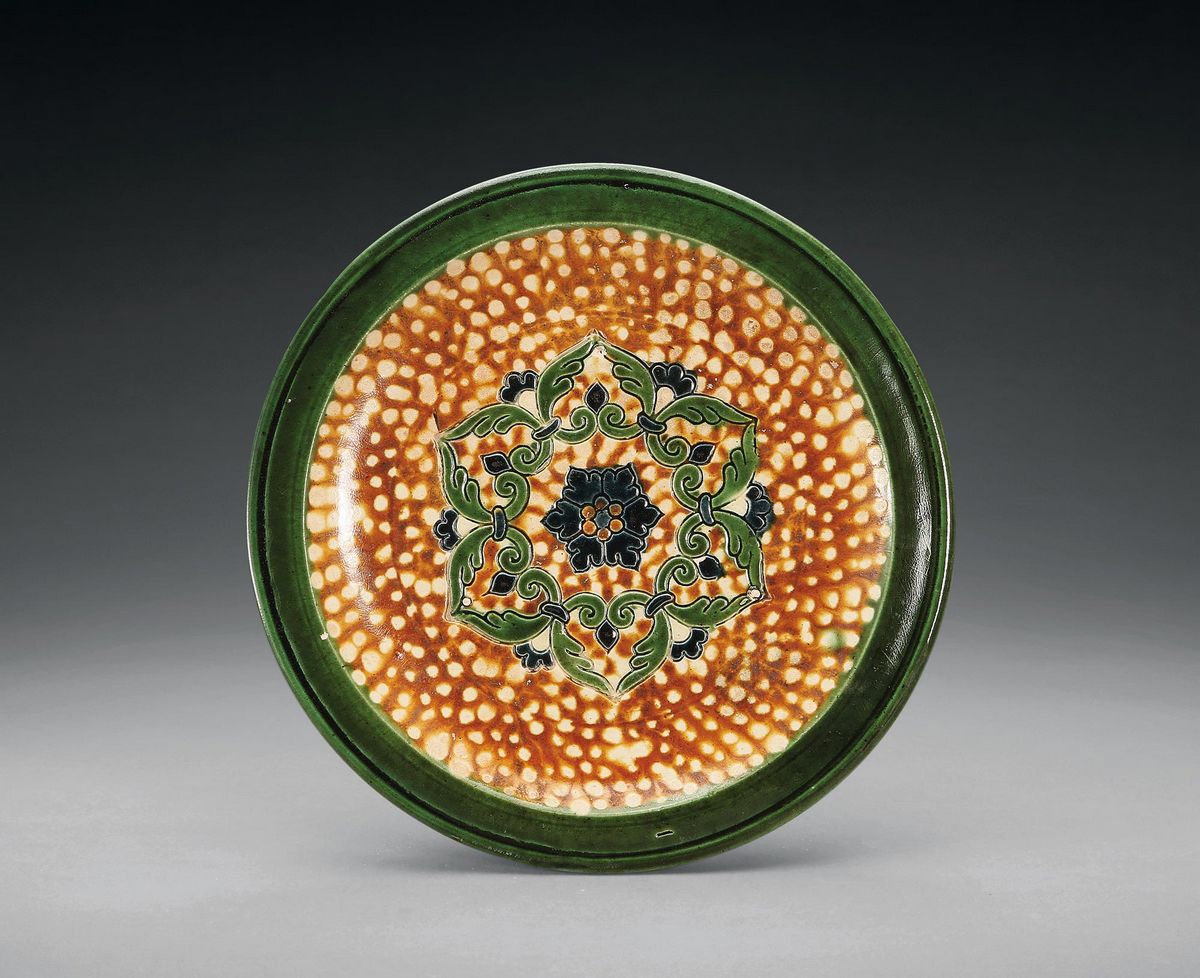  p>三彩宝相花三足盘,唐代文物. /p>