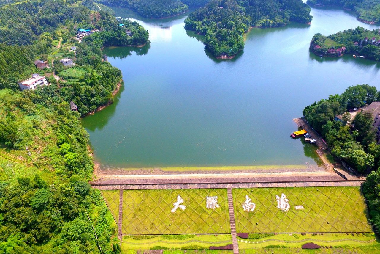  p>大深南海位于四川省南充市蓬安县国道318线附近,距 a target="