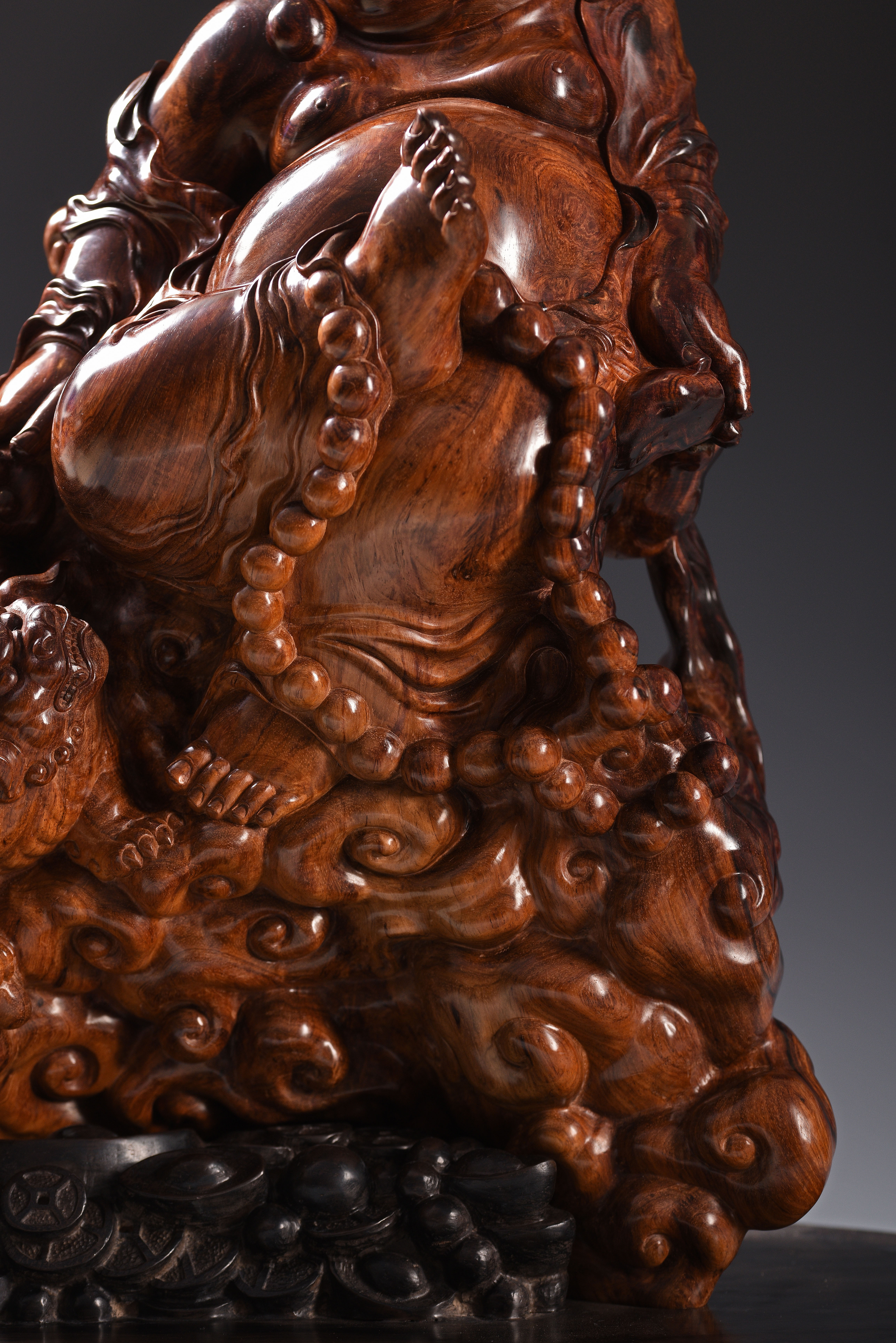 1974年出生于福建省仙游县,十八岁开始学习木雕艺术,先后多次到专业