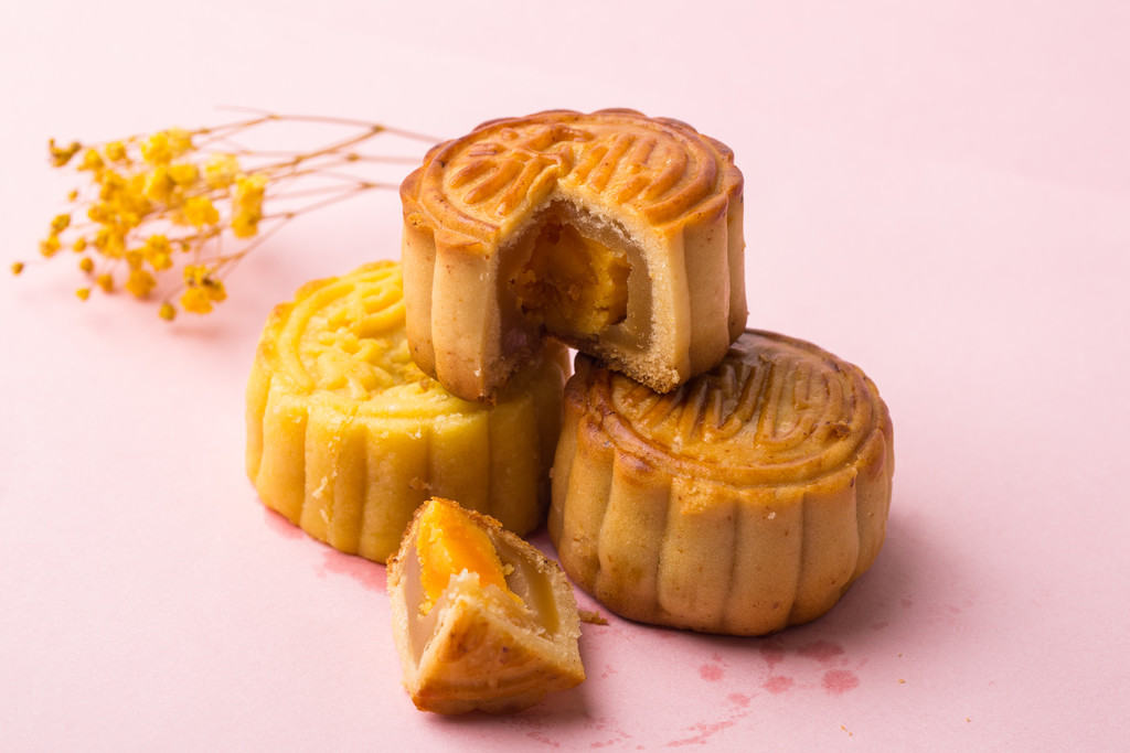  p>月饼,又称月团,小饼,丰收饼,团圆饼等,是中国的汉族传统美食之一.