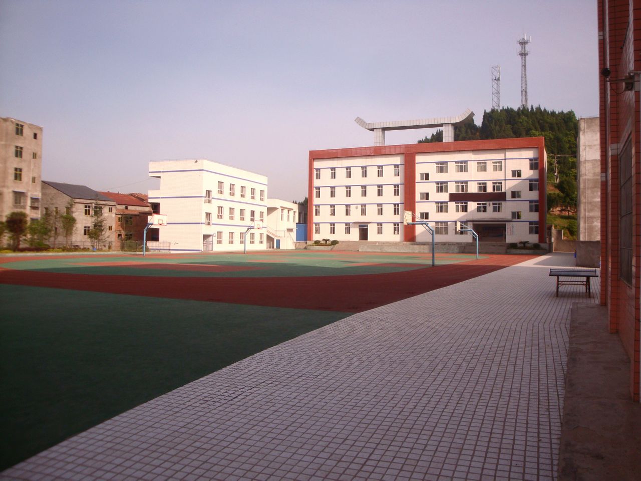  p>平昌县佛楼小学地处平昌南大门,位于三县一市交壤之地,东接达州,南