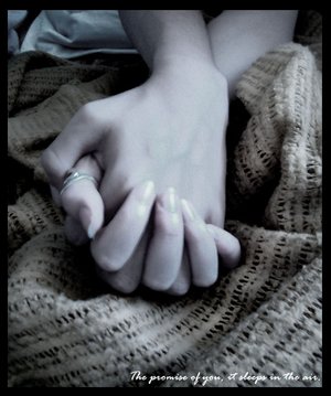 data-id="gnbl4gnd3t">十指紧扣,指的是两个人手指交叉的动作,是情侣