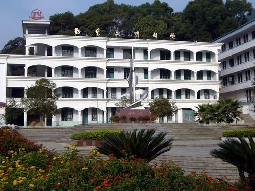 " data-lemmaid="718775">中学 /a>,1958年成立高中部,更名为政和一中