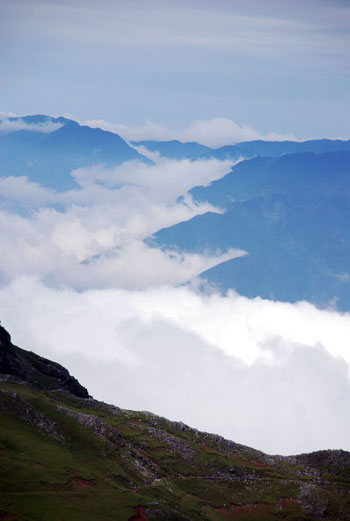 p>泥石流(mudslide)是指在山区或者其他沟谷深壑,地形险峻的地区