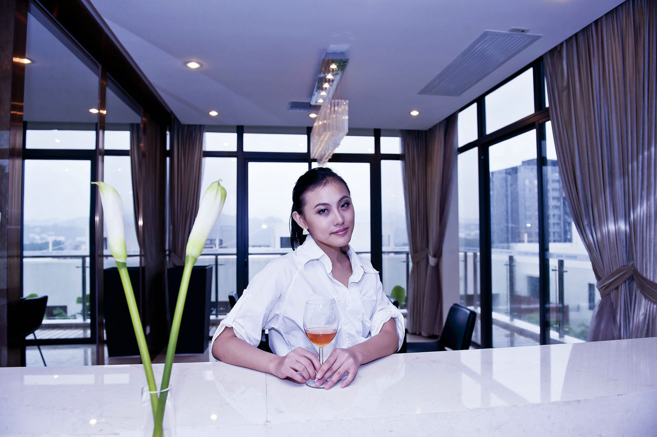 旨在通过摄影师的镜头,以美女,豪宅,名车等为背景,艺术地展现别墅之美