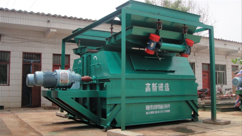  p>永磁铁矿干选机是以选铁矿为主的选矿设备,具有高效矿石分选功能