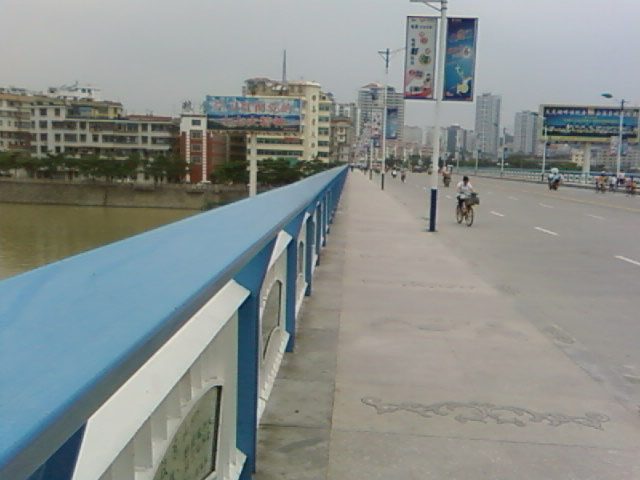 龙津桥和上游的凤池桥(现为安溪大桥),历史上关系着蓝溪两岸的盛衰.