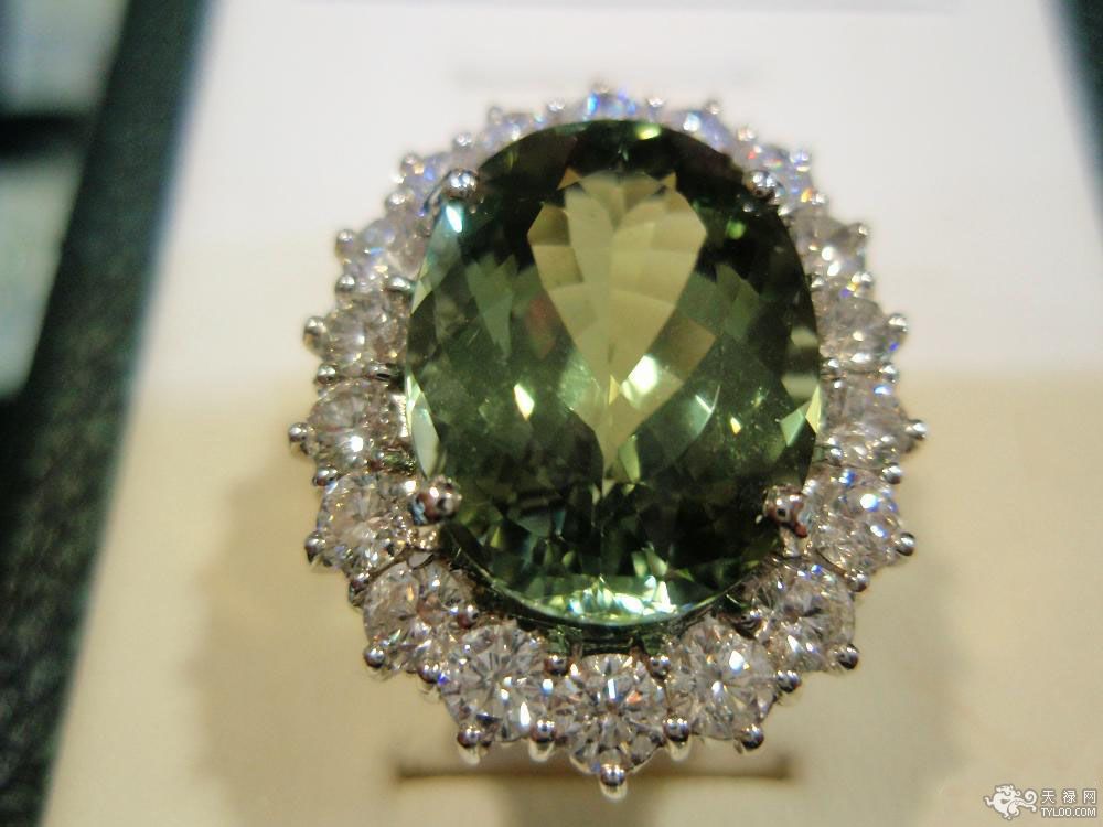  p>绿色碧玺也称为绿电气石(verdelite),碧玺又称为电气石,英文名称