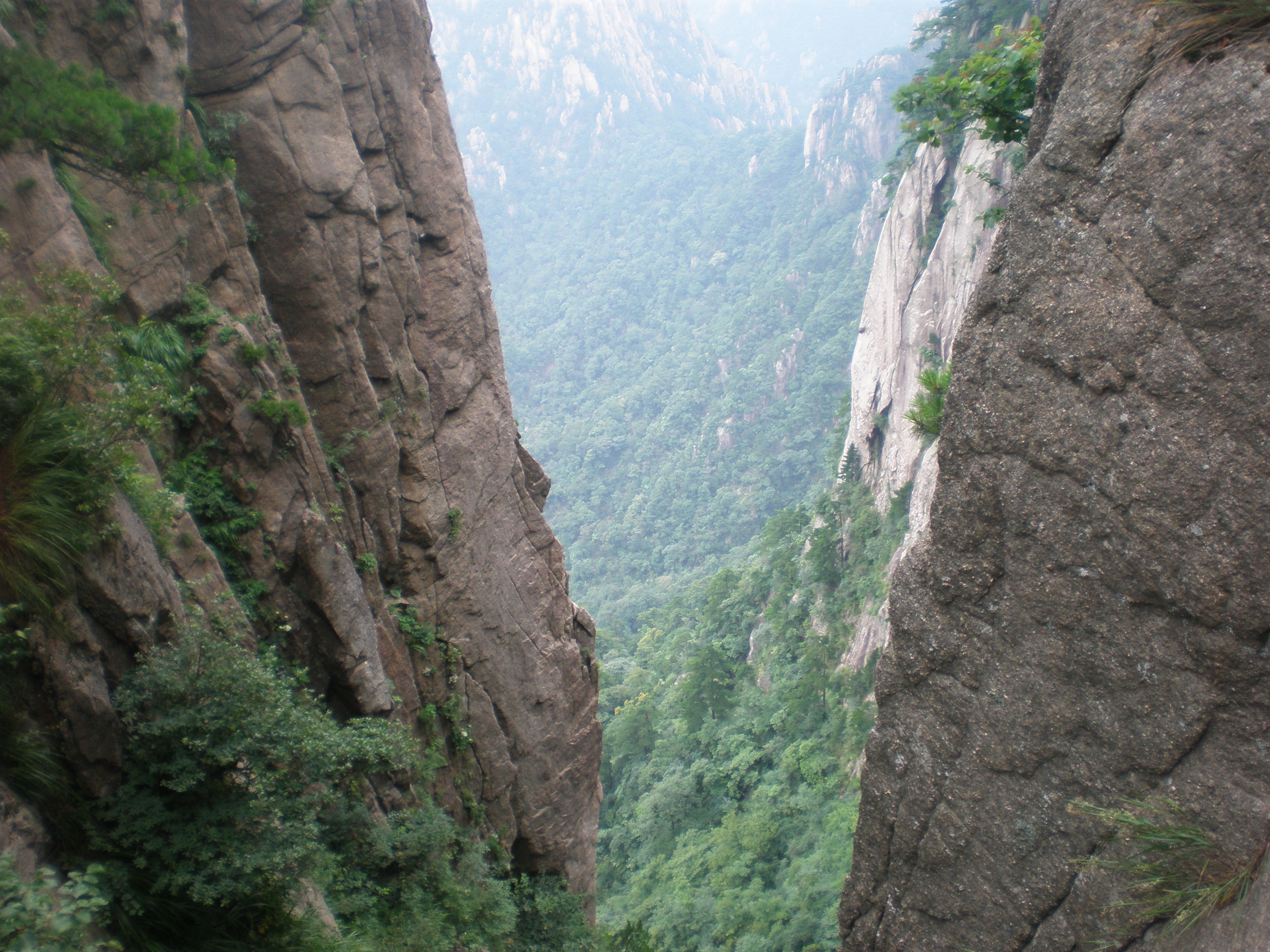  p>山崖是一个汉语词语,指山地中陡立的悬崖. /p>