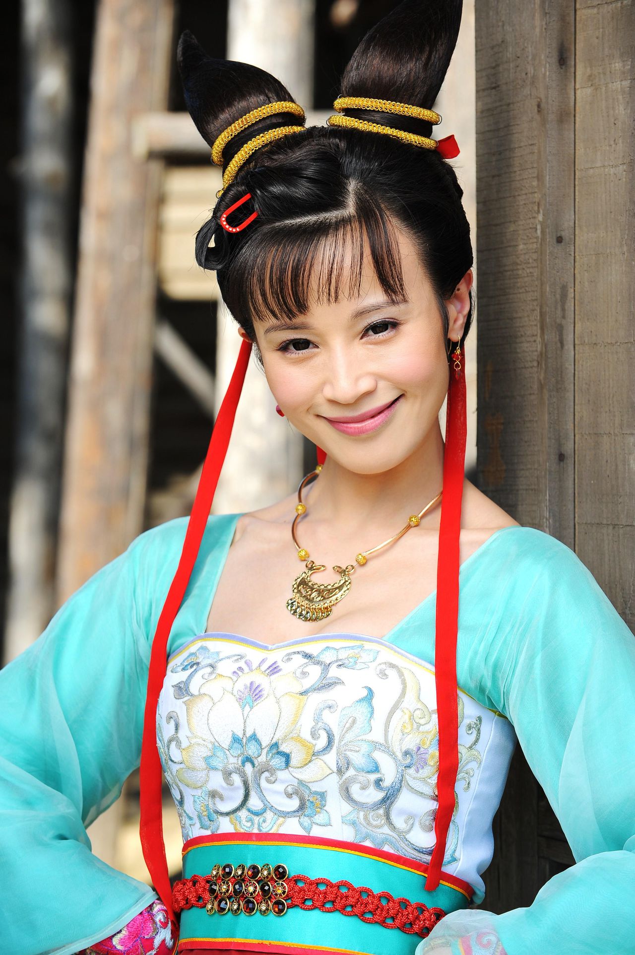 于浙江省金华市浦江县,毕业于浙江省艺术学院越剧表演班,中国女演员