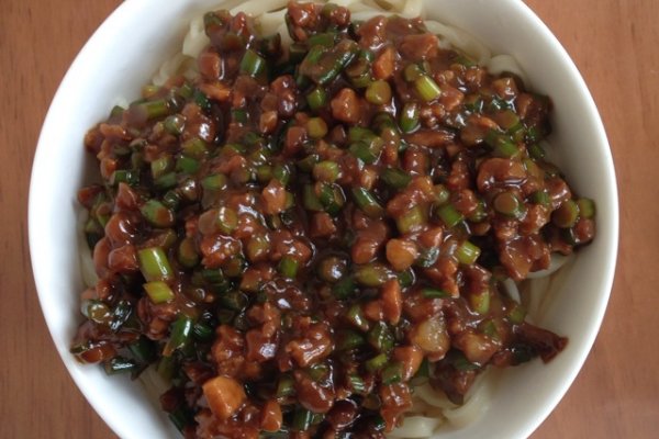  p>肉丁炸酱是一道以肉为主要食材烹制的菜肴.