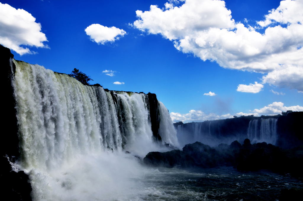  p>伊瓜苏大瀑布是世界上最宽的 a target="_blank" href="/item/瀑布