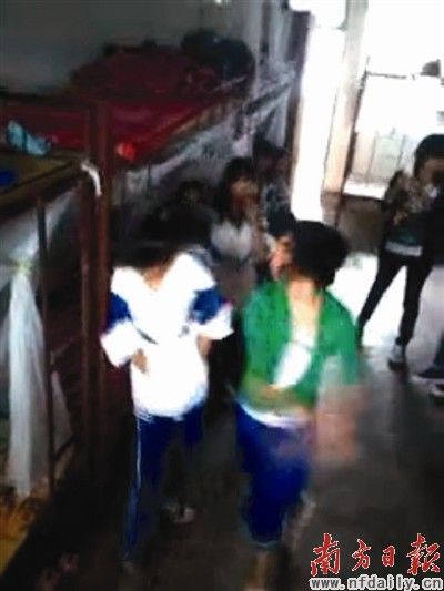 至少有4名女生对其中一名女生进行扇巴掌,脚踢达2分钟,校园暴力事件