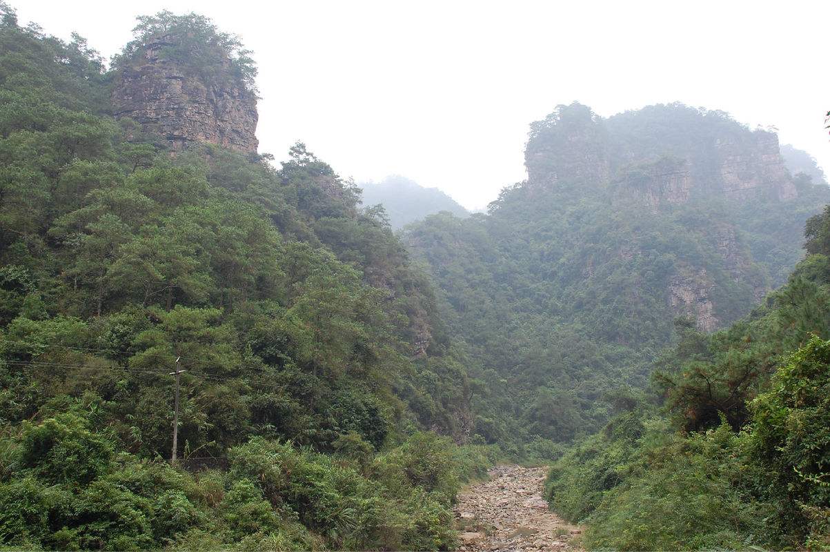  p>千层峰位于广东省封开县渔涝镇东南8公里的黄岗河畔,由重重叠叠的