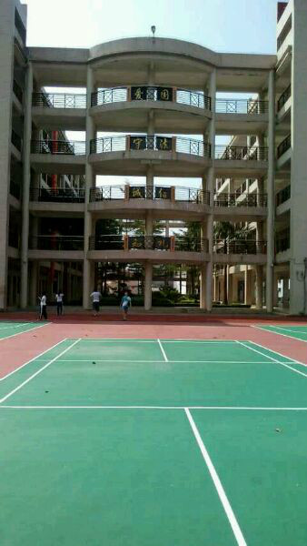  p>广东省陆河县实验中学创办于2005年6月,是一所县教育局直属,公办民