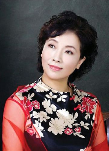 工花旦,她扮相俊俏,唱腔甜美,曾获上海市青年演员汇演"红花奖"