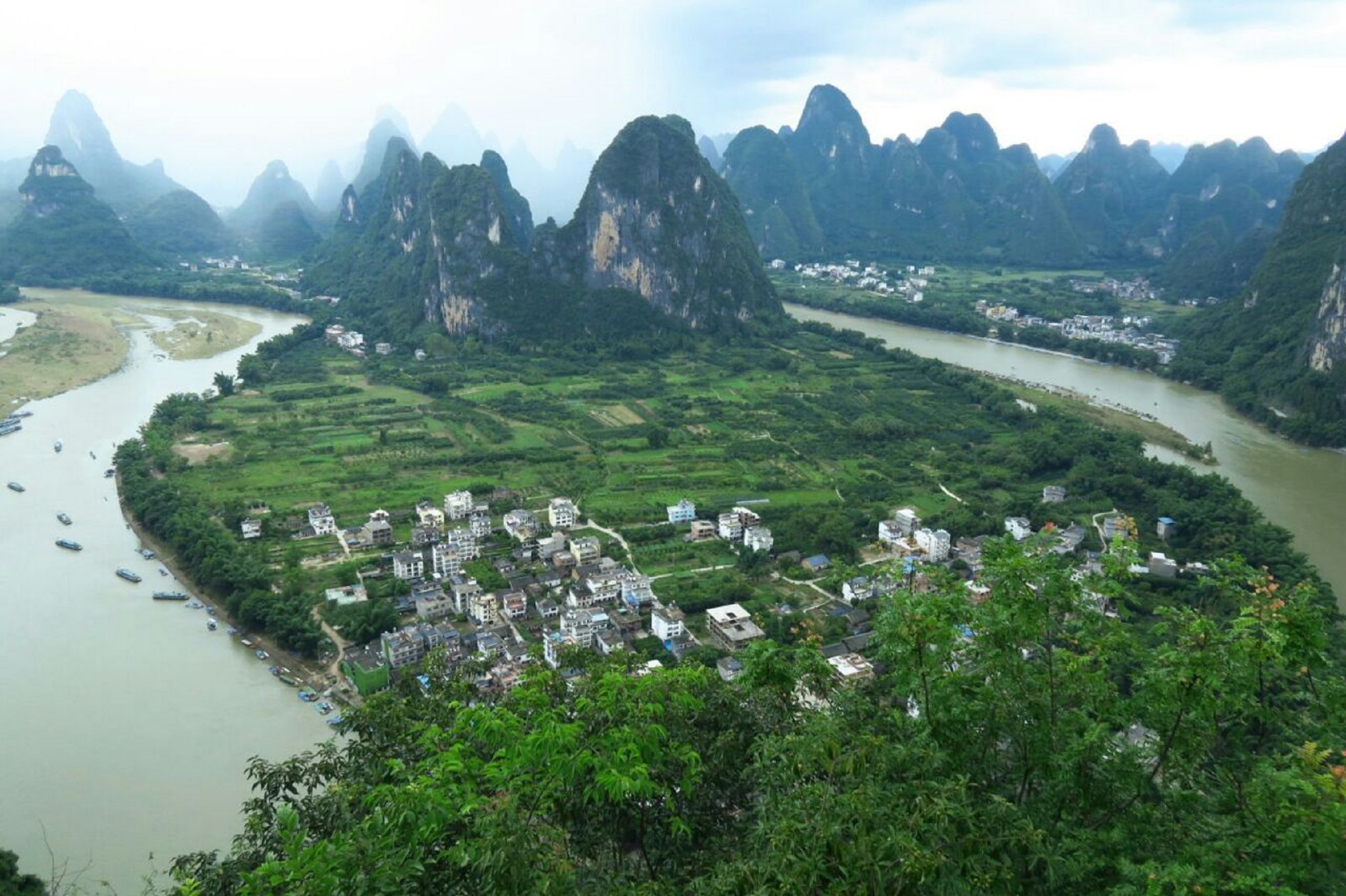 位于广西壮族自治区贺州市平桂管理区黄田镇英石村,经纬度(24