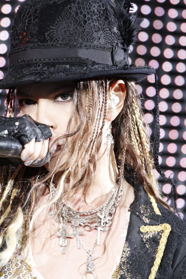  p>hyde,本名"宝井秀人",1969年1月29日出生于日本和歌山县和歌山市.