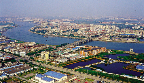 >洪梅 /a>中心广场位于 a target="_blank" href="/item/东莞/495865"