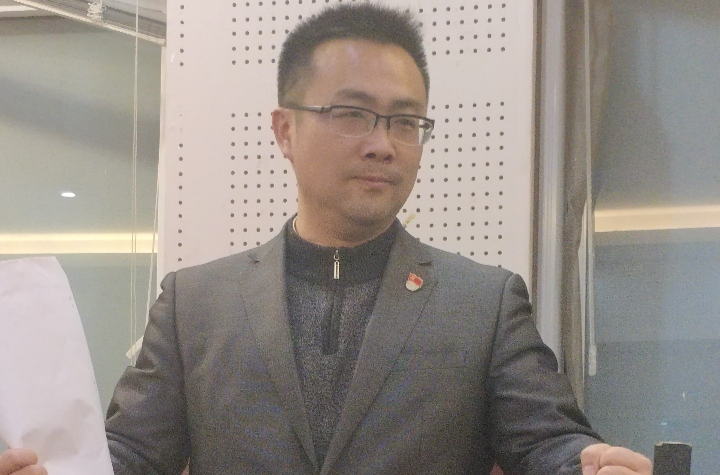 甘霖,中共党员,青年男高音歌唱家,现任西南交通大学竺可桢书院党总支