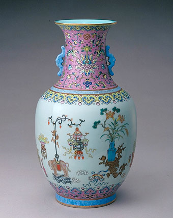 "慎德堂制"款粉彩博古纹花瓶