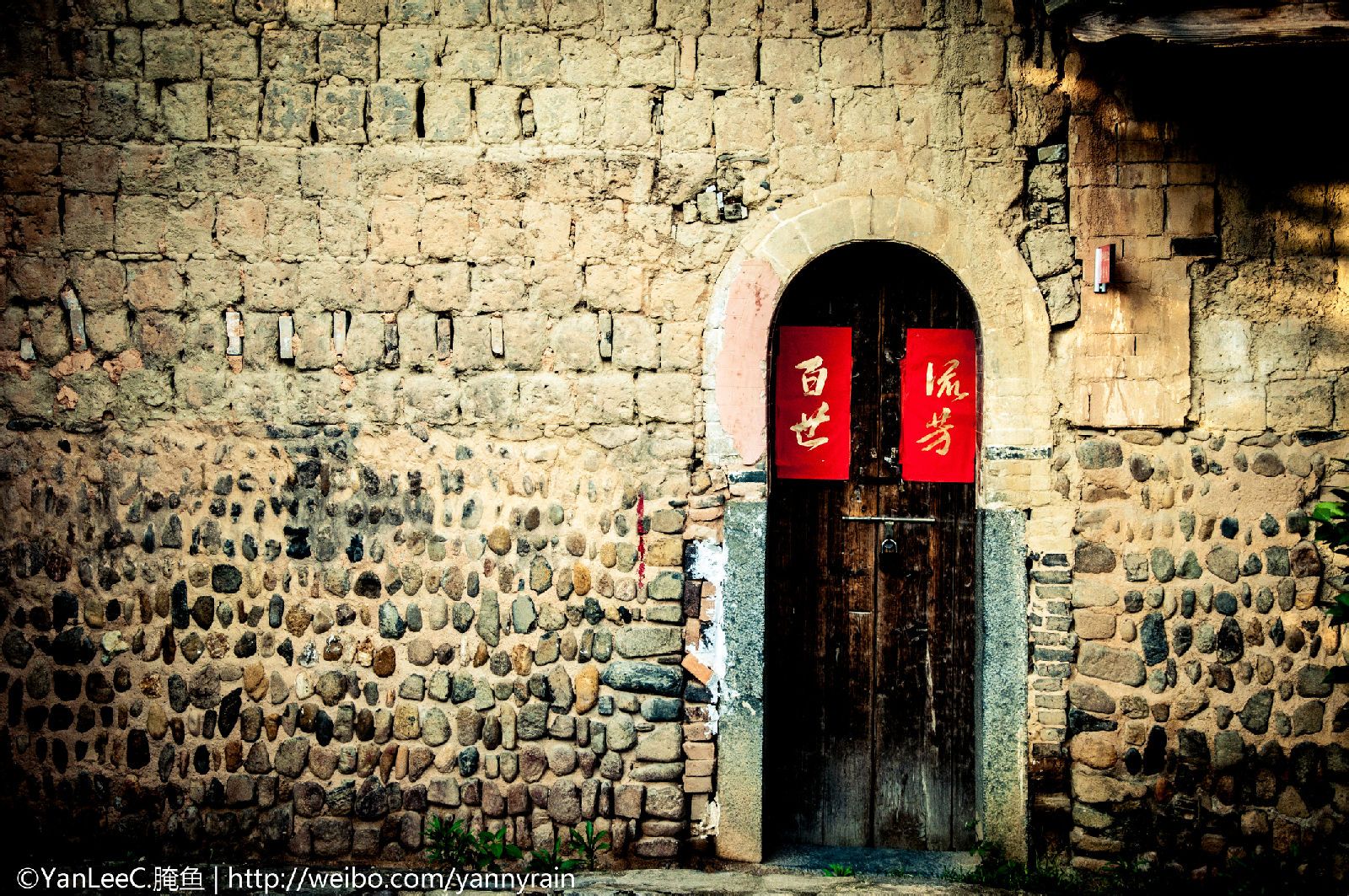  p>永定土楼,又称筒子楼.