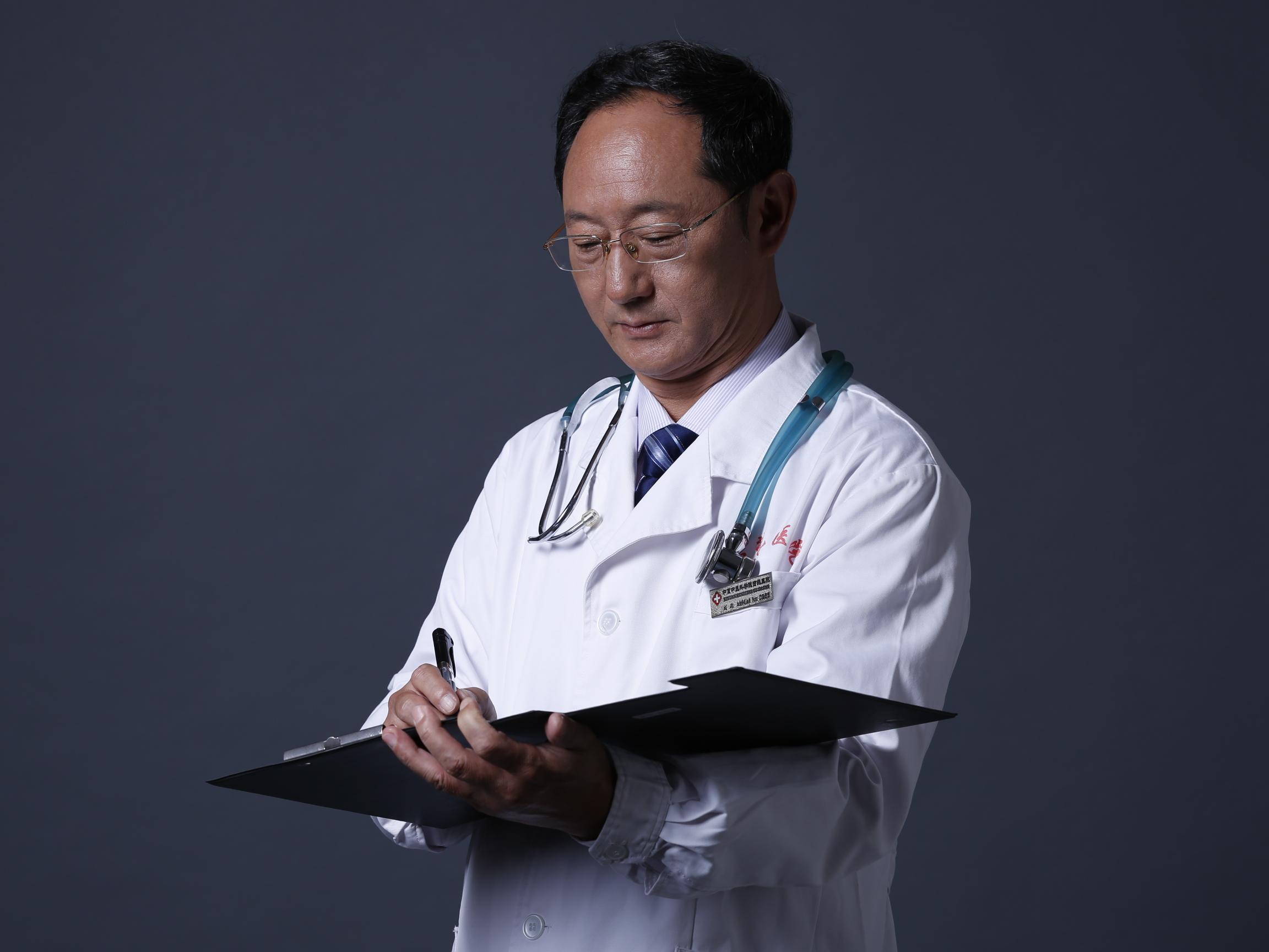  p data-id="gnbhj2o6os">刘风(锋),原血液科主任,主任医师,教授,博士