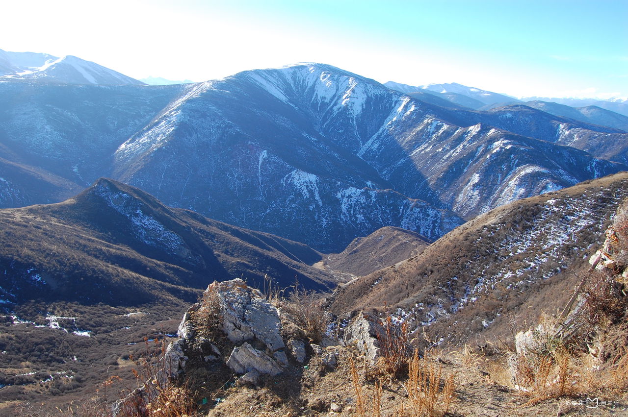 50°,雪宝顶位于松潘县境内,是岷山山脉主峰,最高海拔5588米,岷山主峰