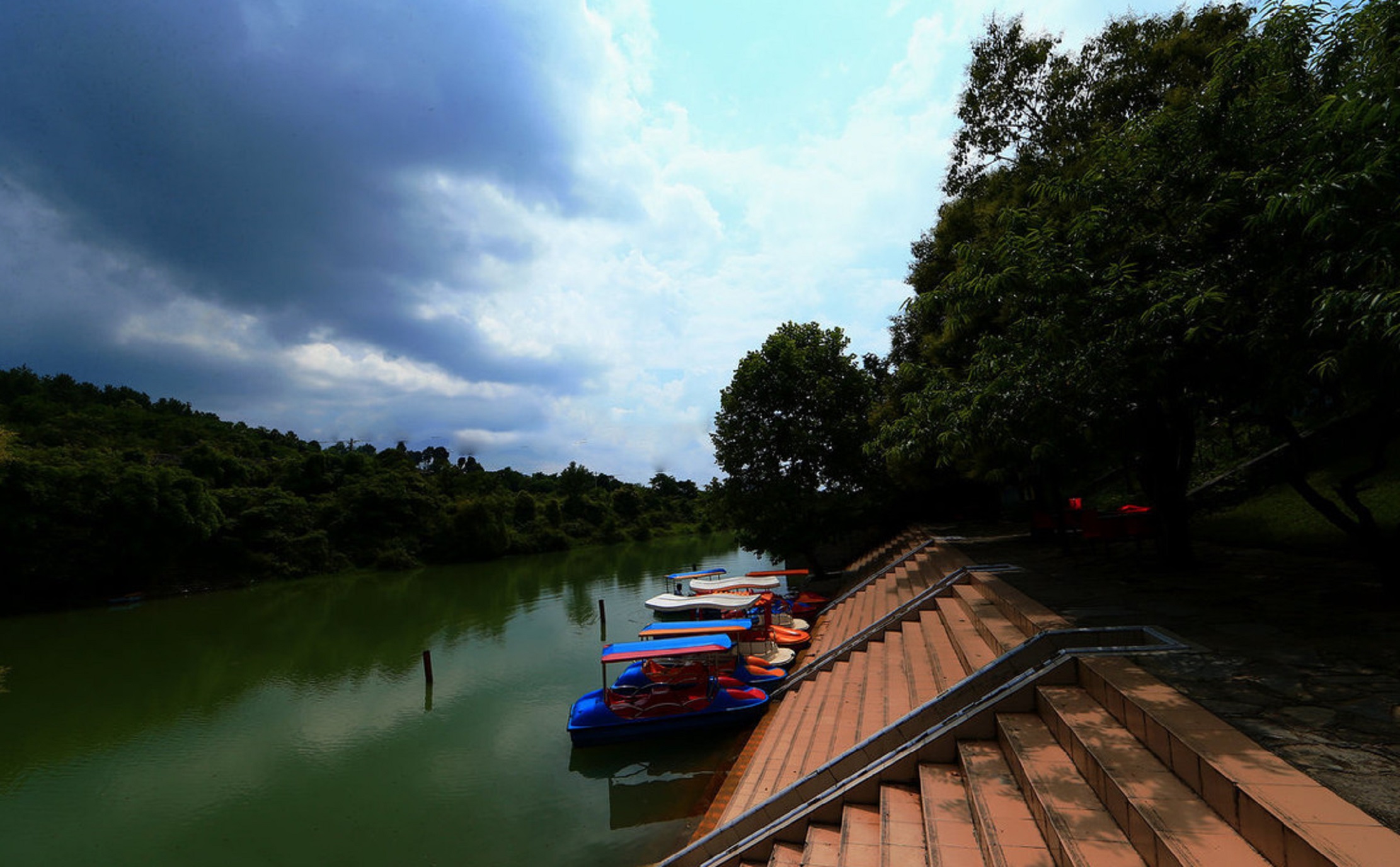  p>金翠湖坐落于 a target="_blank" href="/item/贵阳市/6085276"